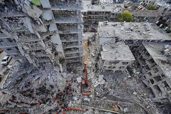 Israeli soldiers search through the rubble of residential buildings destroyed by an Iranian missile strike in Bat Yam, 15 June, 2025