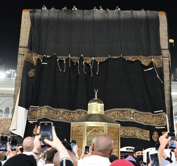 The Kiswa was crafted at the King Abdulaziz Complex for the Holy Kaaba Kiswa with skilled hands over the course of 11 months to ensure the highest standards of precision and quality.
