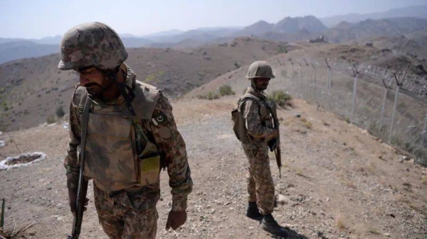 Pakistani soldiers patrol next to a newly fenced border fencing along Afghan border at Kitton Orchard Post in Pakistan's North Waziristan in October 2017. (File photo)