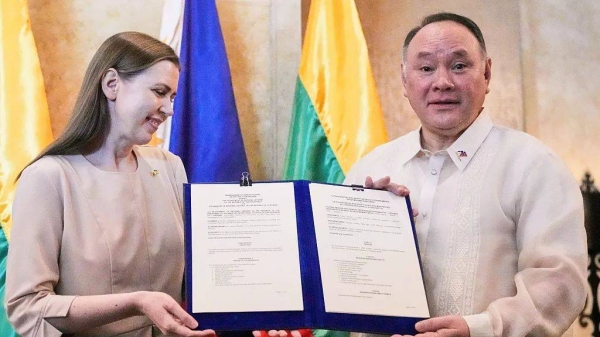 Philippine Defence Secretary Gilberto Teodoro Jr. and Lithuanian Minister for National Defence Dovilė Šakalienė sign a memorandum of understanding in Makati, 30 June, 2025