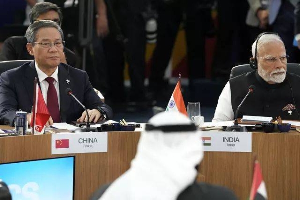 India's Prime Minister Narendra Modi, right, and the China's Premier Li Qiang, attend the 17th annual BRICS summit in Rio de Janeiro, Sunday, July 6, 2025