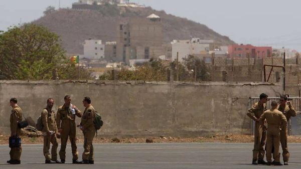 Members of a French military flight crew talk on the tarmac at France's military air base in Dakar, 2 June, 2009