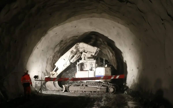 Collapse at Chile’s El Teniente copper mine kills 1, traps 5 workers underground