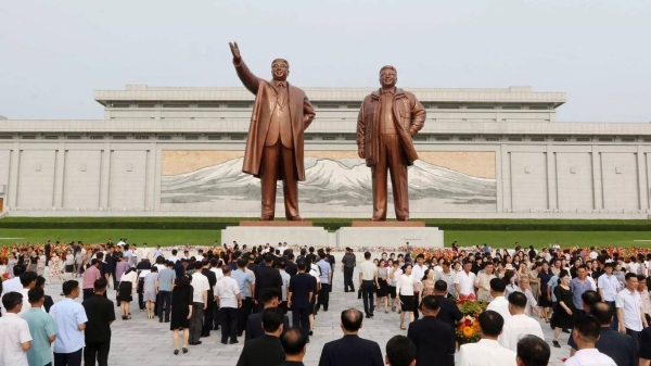 People pay respect to the statues of former North Korean leaders Kim Il Sung and Kim Jong Il on Mansu Hill in Pyongyang, 8 July 2025