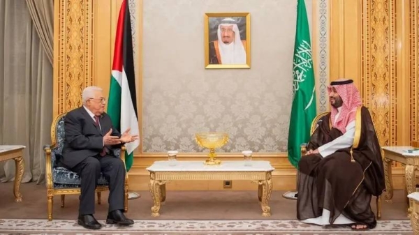 Saudi Crown Prince Mohammed bin Salman meets with Palestinian President Mahmoud Abbas in Riyadh in April, 2024 (File photo).