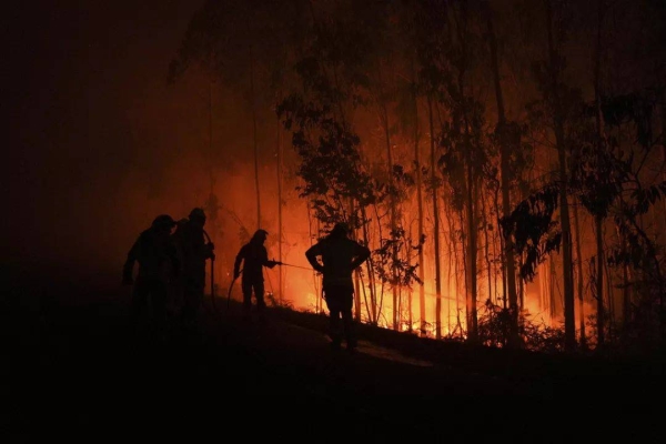 Aerial view of the fire threatening the town of Tarifa ('Cádiz), 11 August 2025