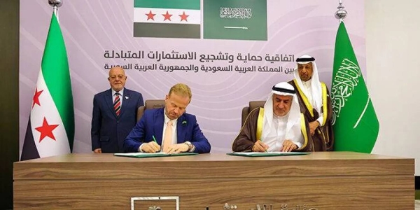 Saudi and Syrian officials sign the agreement in the presence of Saudi Minister of Investment Eng. Khalid Al-Falih and Syrian Minister of Economy and Industry Dr. Mohammad Nidal Al-Shaar in Riyadh on Monday.
