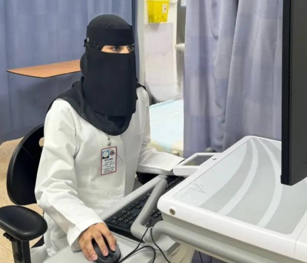 A young Saudi female nurse saved the life of a man in his 50s after stopping his heart following a head injury in a run over accident in Riyadh.
