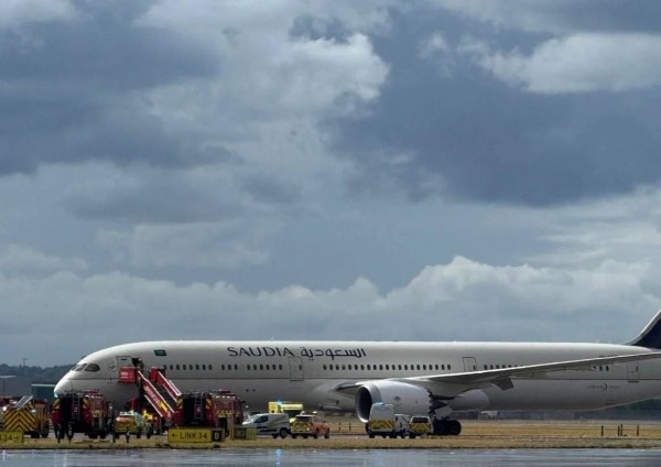 A Saudia flight heading to London’s Heathrow Airport from Jeddah witnessed an attempt by a passenger to move the plane’s door handle as the plane was taxiing down the runway after its landing.