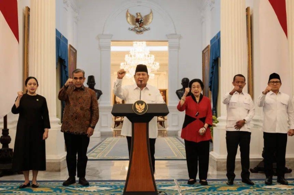 Indonesia's President Prabowo Subianto (center) speaks following a recent wave of nationwide protests at the Presidential Palace in Jakarta on August 31, 2025