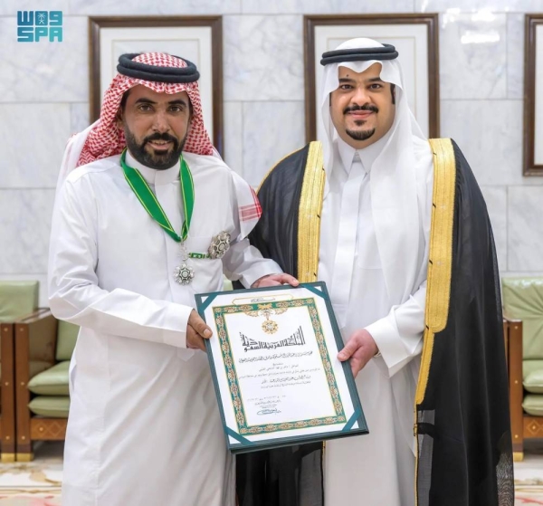 Riyadh Deputy Emir Prince Mohammed bin Abdulrahman presents the King Abdulaziz Medal of the First Class to the citizen Maher Al-Dalbahi in Riyadh on Tuesday.
