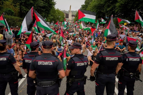 People carrying Palestinian flags attempted to disrupt the 11th stage of the Vuelta a España in Bilbao, where officers from the Ertzaintza were deployed to prevent incidents C