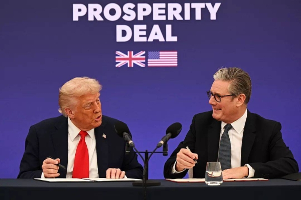 US President Donald Trump and Britain's Prime Minister Keir Starmer announce an agreement during a joint press conference at Chequers, 18 September, 2025