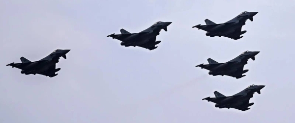 The skies over Jeddah Corniche lit up on Saturday evening with spectacular air shows by Saudi fighter jets as part of the Kingdom’s 95th National Day celebrations.