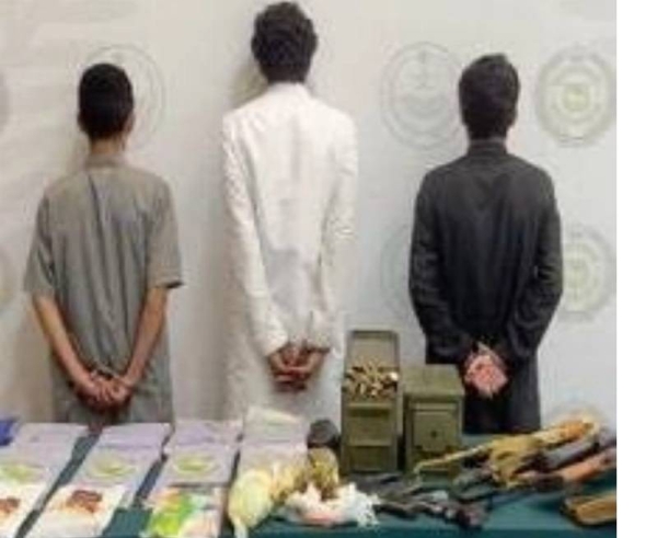 The General Directorate of Narcotics Control arrested three Saudi citizens for trafficking 22 kilograms of hashish, khat leaves, and controlled pharmaceutical tablets in the southern Asir region.

