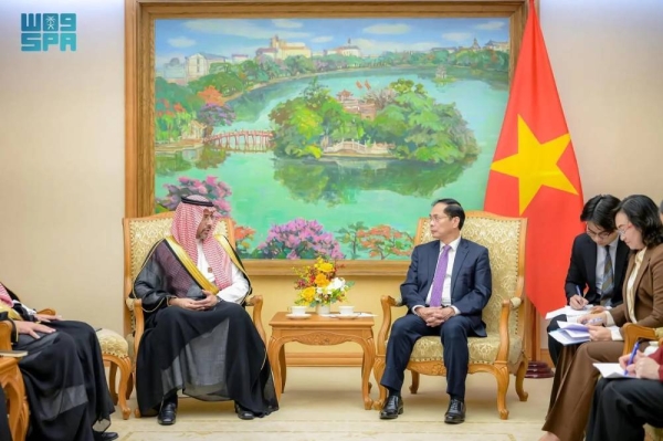 Saudi Minister of Industry and Mineral Resources Bandar Alkhorayef holds talks with Vietnamese Deputy Prime Minister Bui Thanh Son in Hanoi on Monday.
